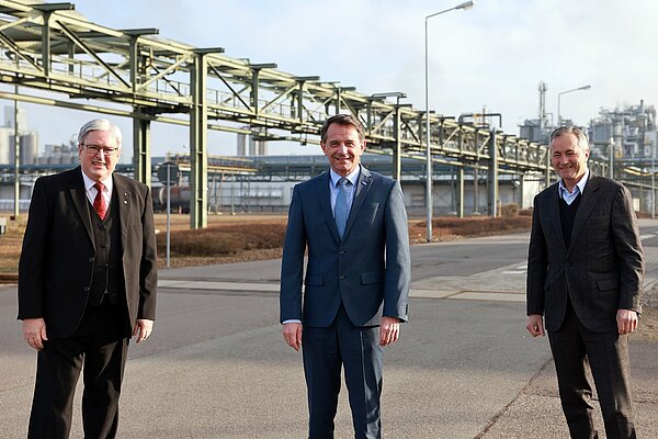 v.l.n.r.: Prof. Jörg Steinbach (Minister für Wirtschaft, Arbeit und Energie des Landes Brandenburg), Jürgen Fuchs (Vorsitzender der Geschäftsführung | BASF Schwarzheide GmbH), Hannes Ametsreiter (CEO | Vodafone Deutschland) | Foto: © BASF