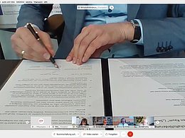 Dr. Kammradt unterzeichnet die Kooperationsvereinbarung.