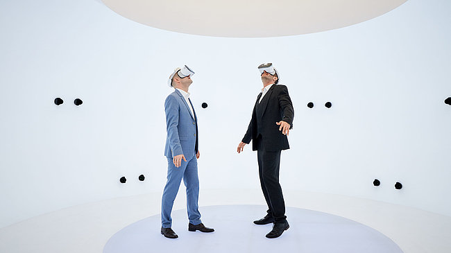 Zwei Personen mit VR-Brille stehen im Studio