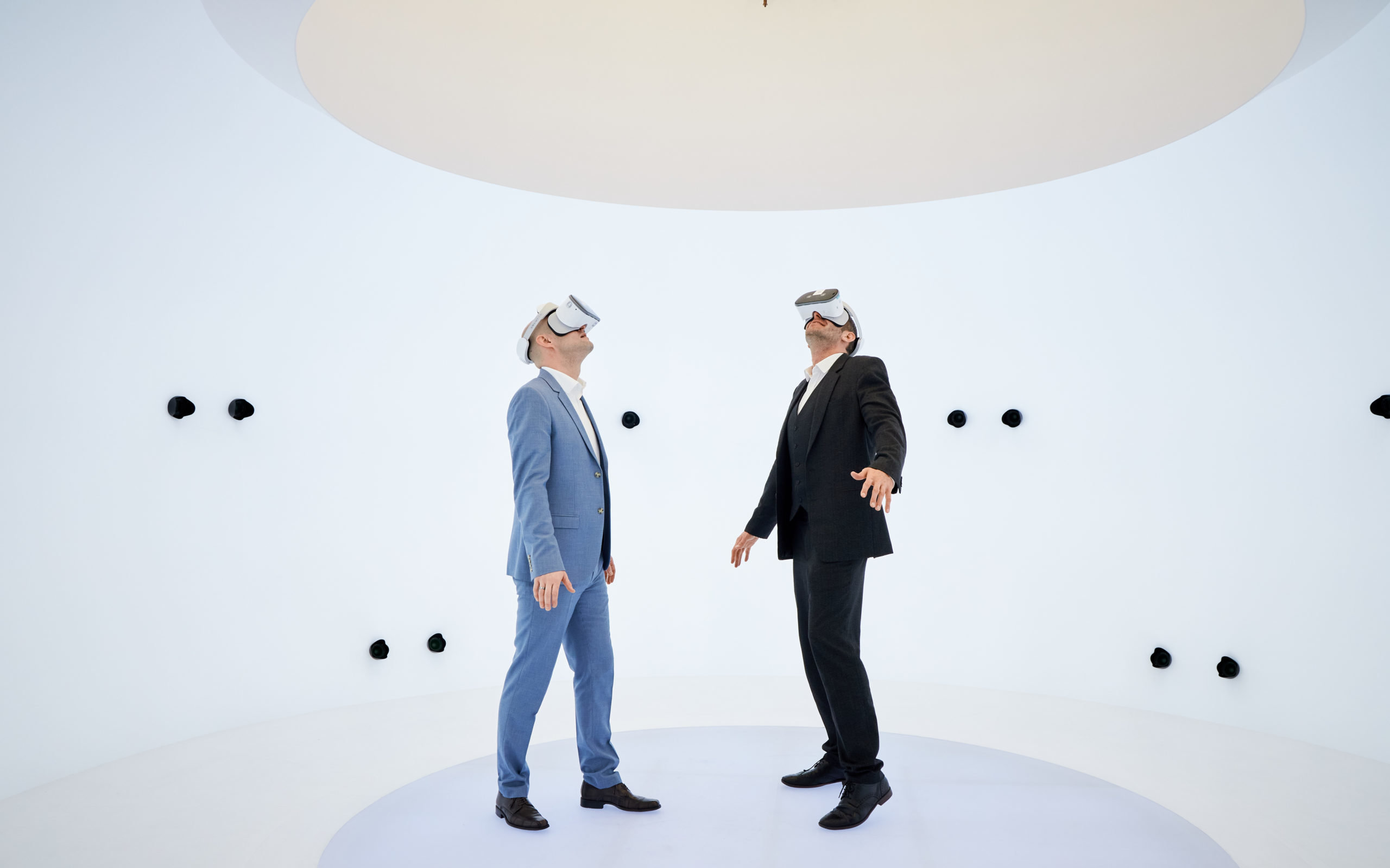 Zwei Personen mit VR-Brille stehen im Studio