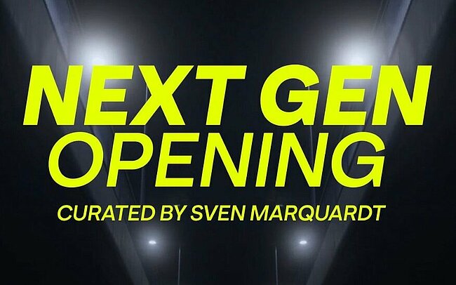 Schriftzug NEXT GEN OPENING CURATED BY SVEN MARQUARDT in neon gelb unter einer Brücke mit Straßenlaternen