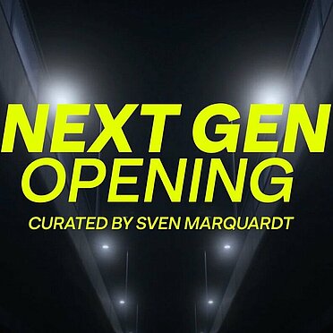 Schriftzug NEXT GEN OPENING CURATED BY SVEN MARQUARDT in neon gelb unter einer Brücke mit Straßenlaternen