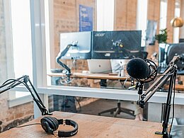 Arbeitsplatz mit zwei Mikrofonen zur Aufnahme für z.B. eines Podcasts