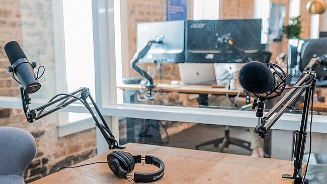 Arbeitsplatz mit zwei Mikrofonen zur Aufnahme für z.B. eines Podcasts