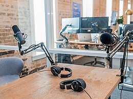 Arbeitsplatz mit zwei Mikrofonen zur Aufnahme für z.B. eines Podcasts