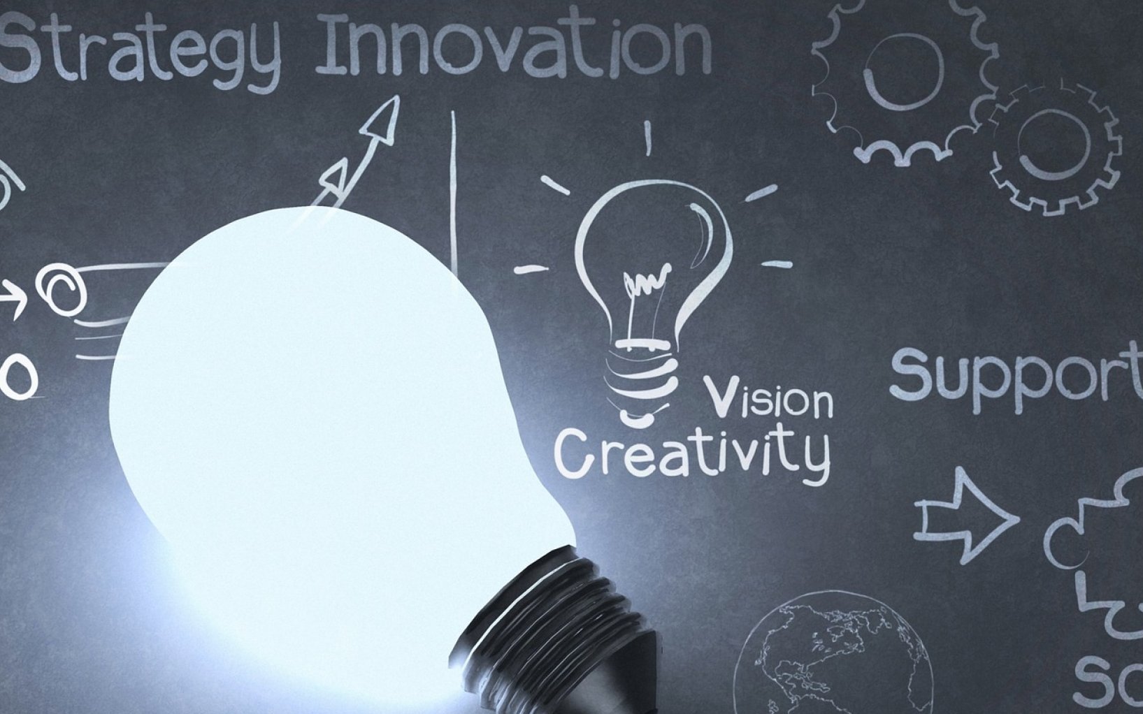Glühbirne vor einer beschriebenen Tafel zum Thema Innovationsstrategie