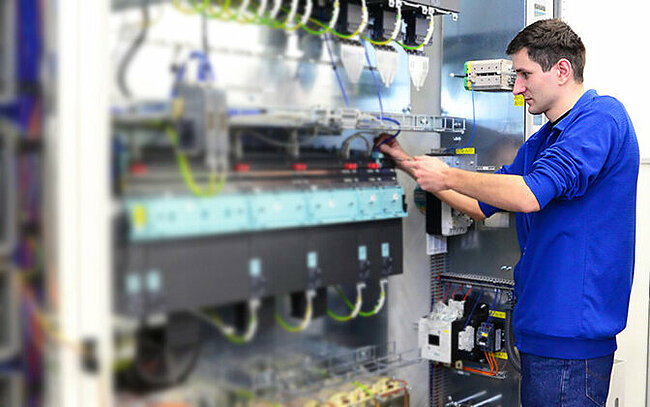 Foto: Ein Handwerker steht an einer Maschine. © Forschungsinstitut Betriebliche Bildung (f-bb) gemeinnützige GmbH