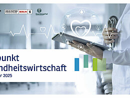 Arzt mit Tablett in der Hand im Labor