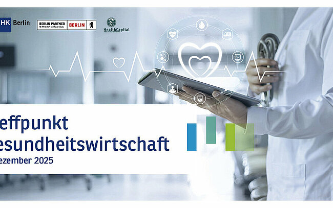 Arzt mit Tablett in der Hand im Labor