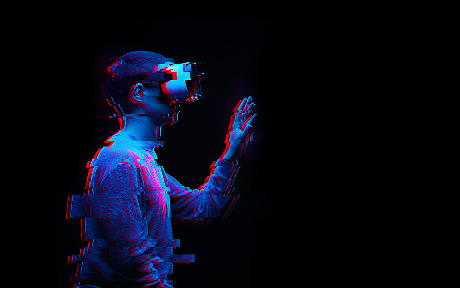 Foto: Ein Mann benutzt ein Virtual-Reality-Brille. Bild mit Glitch-Effekt. © nuclear_lily | stock.adobe.com