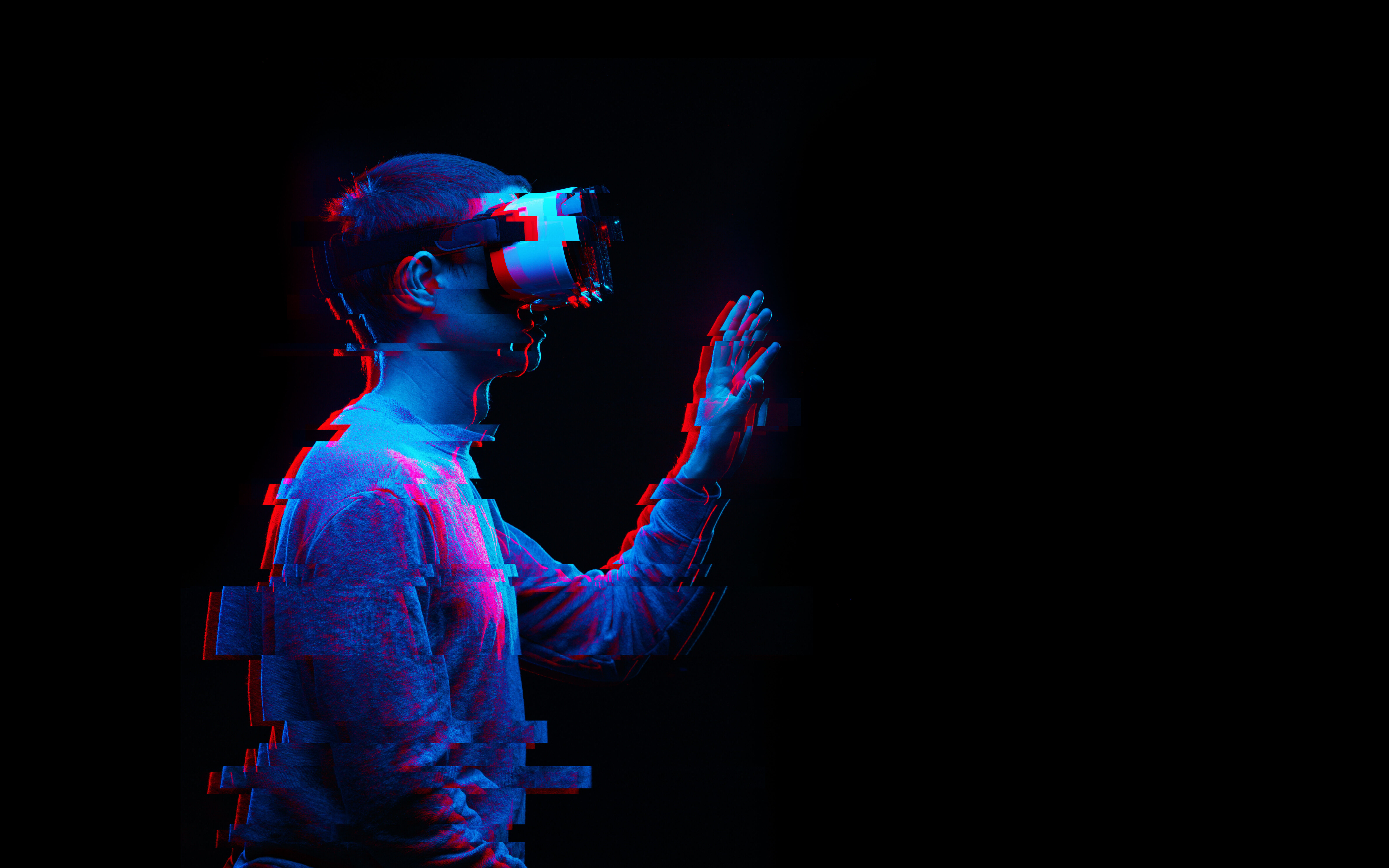 Foto: Ein Mann benutzt ein Virtual-Reality-Brille. Bild mit Glitch-Effekt. © nuclear_lily | stock.adobe.com