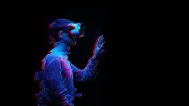 Foto: Ein Mann benutzt ein Virtual-Reality-Brille. Bild mit Glitch-Effekt.