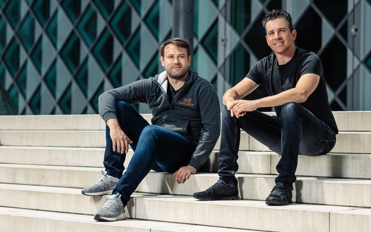 [Translate to English:] Merantix Gründer: Zwei Männer sitzen auf einer Treppe.