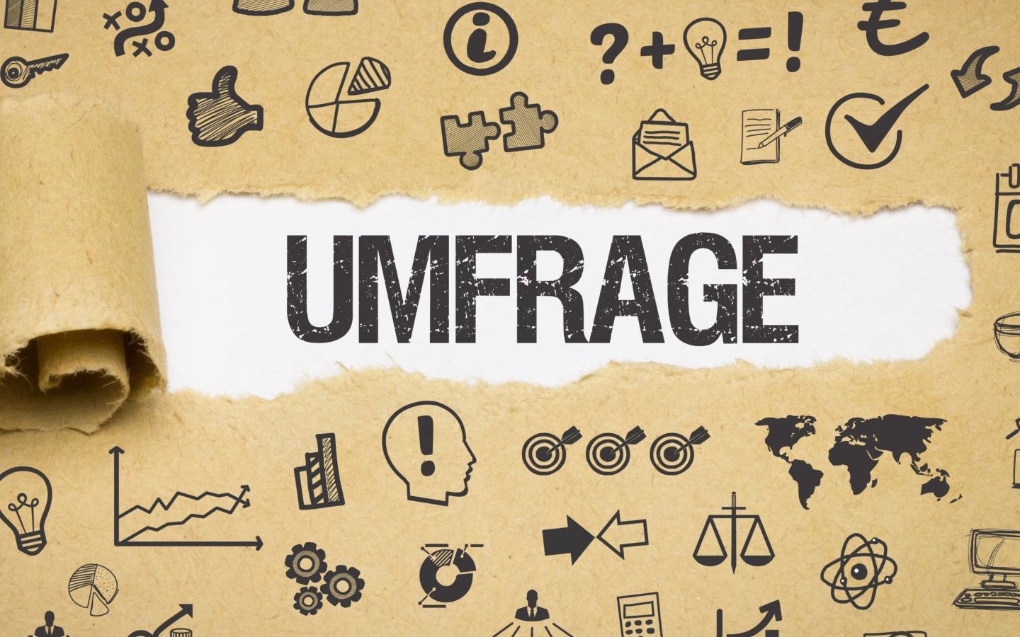 Schriftzug "Umfrage" auf braunem Papier. Es sind verschiedene Icons, wie eine Glühbirne, eine Waage und ein PC zu sehen. zu sehen.