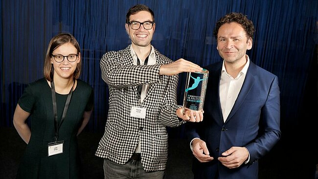 v.l.n.r: Laura Giesen (Awards Manager, Innovation in Politics Institute), Frederik Fischer (Managing Director, Neulandia UG), Edward Strasser (CEO, Innovation in Politics Institute)