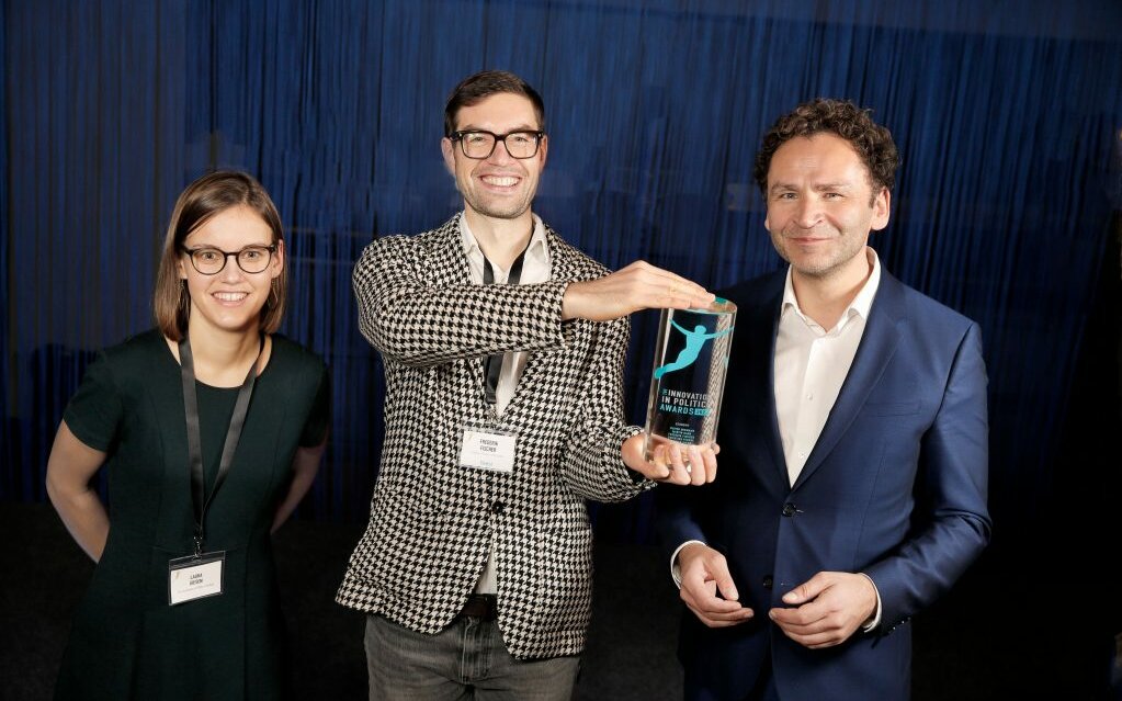 v.l.n.r: Laura Giesen (Awards Manager, Innovation in Politics Institute), Frederik Fischer (Managing Director, Neulandia UG), Edward Strasser (CEO, Innovation in Politics Institute)