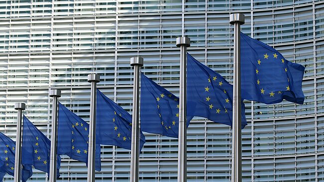 EU Flaggen vor Kommission