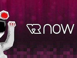 VRnow Awards Logo: Weißer winkender Bär mir Virtual Reality Brille vor dunkelrotem Hintergrund.