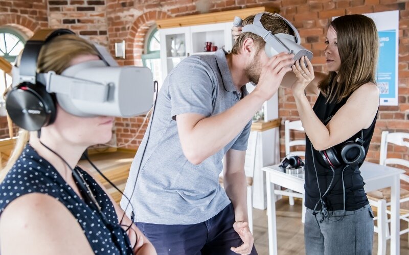 Foto: Personen schauen durch VR-Brillen © David Marschalsky | WFBB