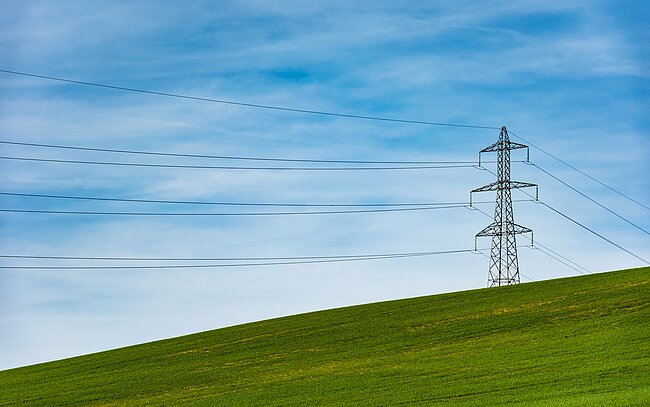 Hochspannungsmast auf einer Wiese