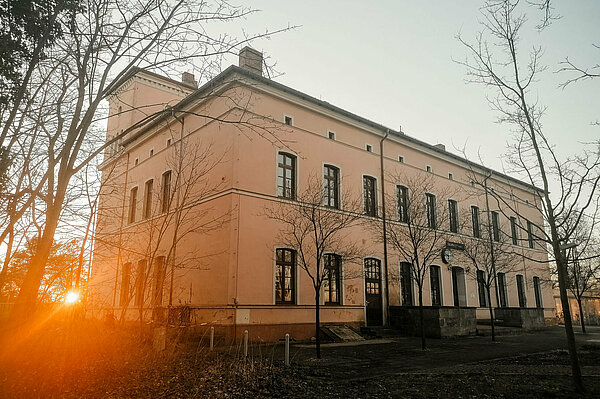 Foto: Blick auf den Bahnhof Herzberg bei Sonnenaufgang. © Herzberg Pioneers