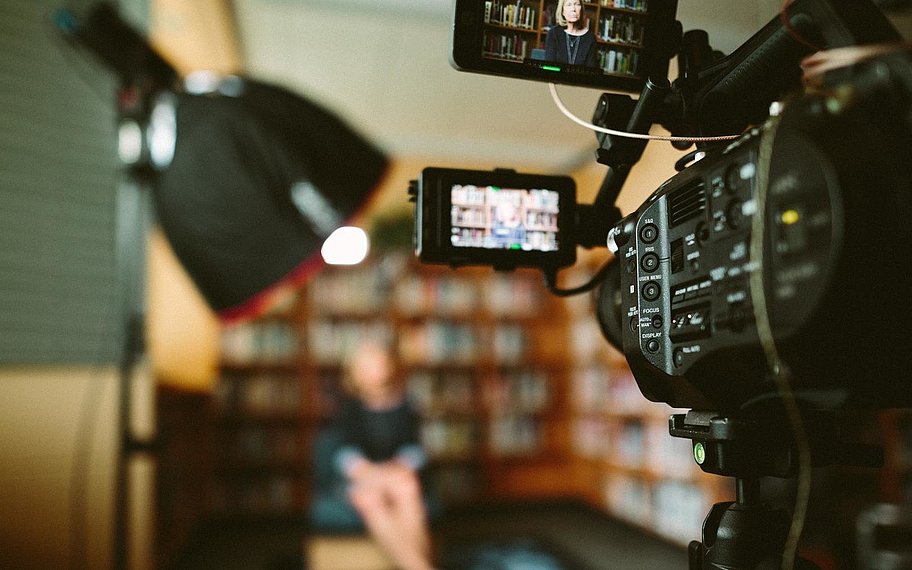 Foto: Eine Filmkamera nimmt ein Interview auf. © StockSnap | pixabay.com