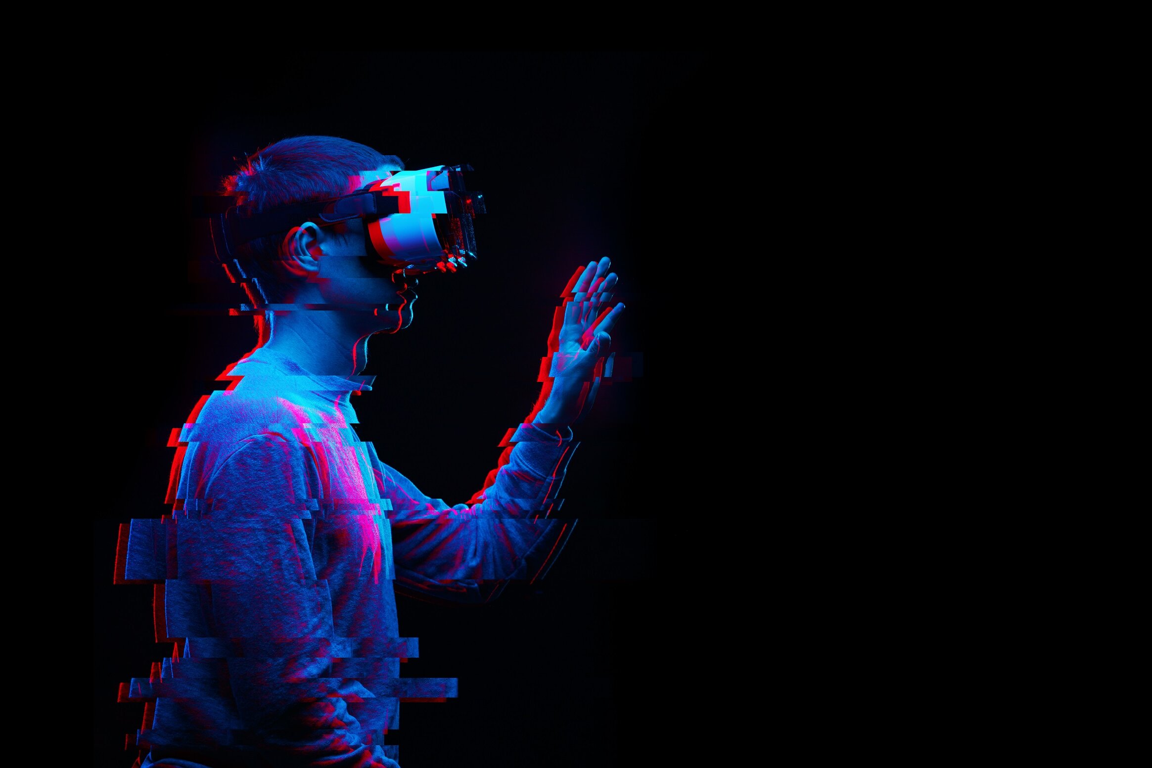 Foto: Ein Mann benutzt ein Virtual-Reality-Brille. Bild mit Glitch-Effekt.