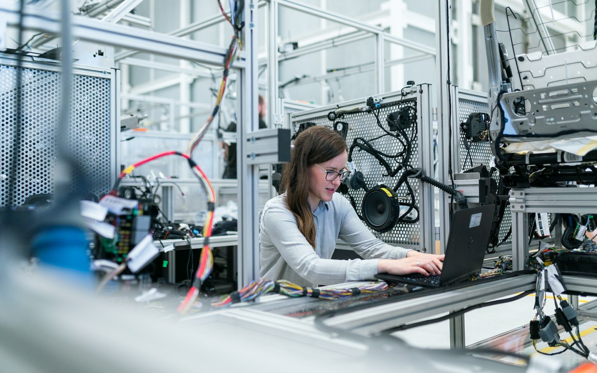 Ingenieurin mit Laptop in Werkstatt