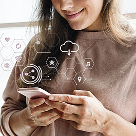 Foto: Glückliche Frau mit einem Telefon - © rawpixel.com | img.freepik.com