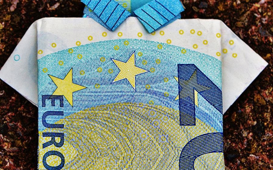 Zwanzig Euro Schein in Form eines Hemds gefaltet.