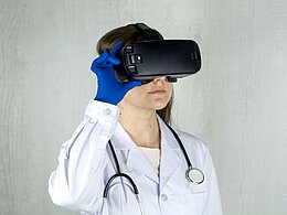 Eine Ärztin mit einer VR-Brille