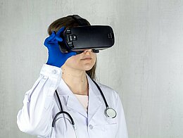 Eine Ärztin mit einer VR-Brille