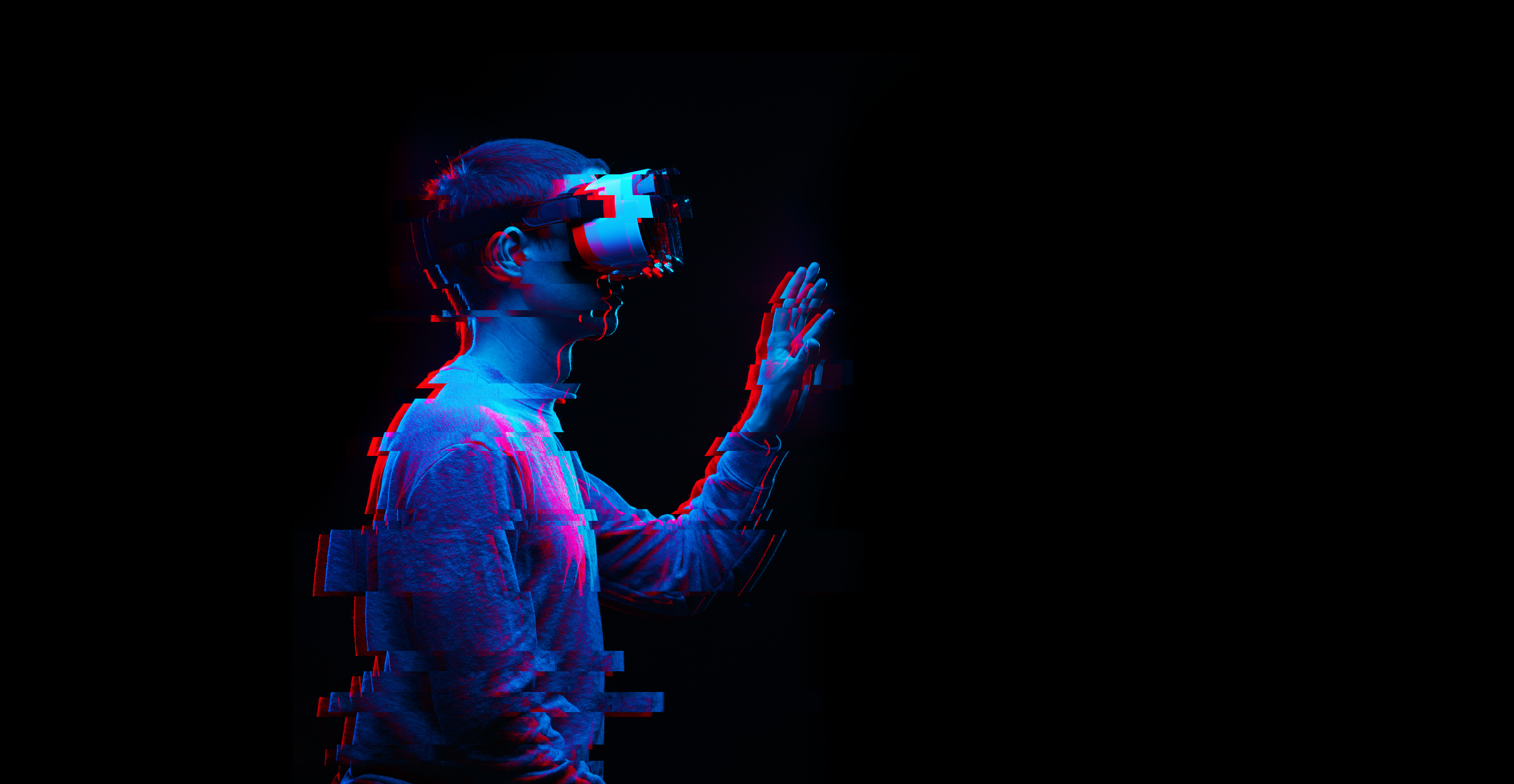Foto: Ein Mann benutzt ein Virtual-Reality-Brille. Bild mit Glitch-Effekt. © nuclear_lily | stock.adobe.com