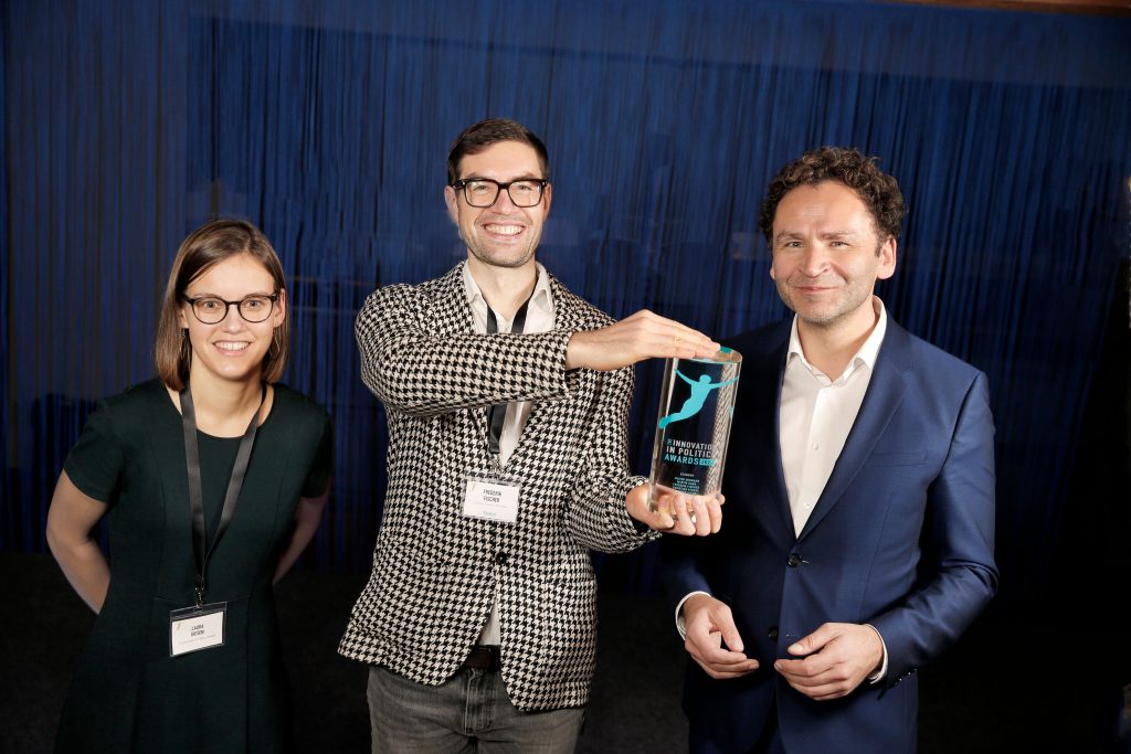 v.l.n.r: Laura Giesen (Awards Manager, Innovation in Politics Institute), Frederik Fischer (Managing Director, Neulandia UG), Edward Strasser (CEO, Innovation in Politics Institute)