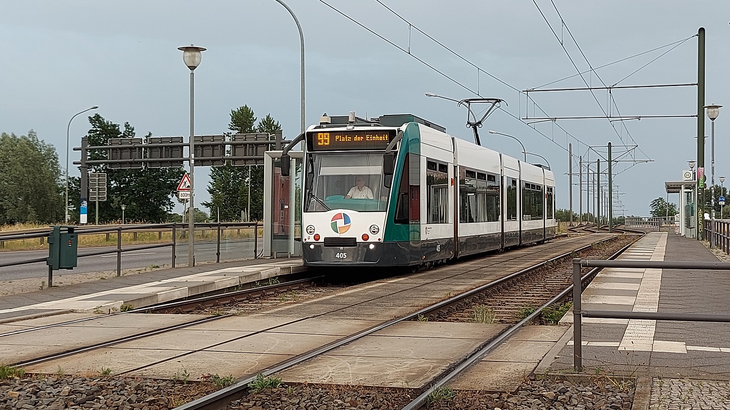 Eine Tram der Verkehrsbetriebe Potsdam steht an einer Haltestelle. Foto © Berlin Partner - hbn