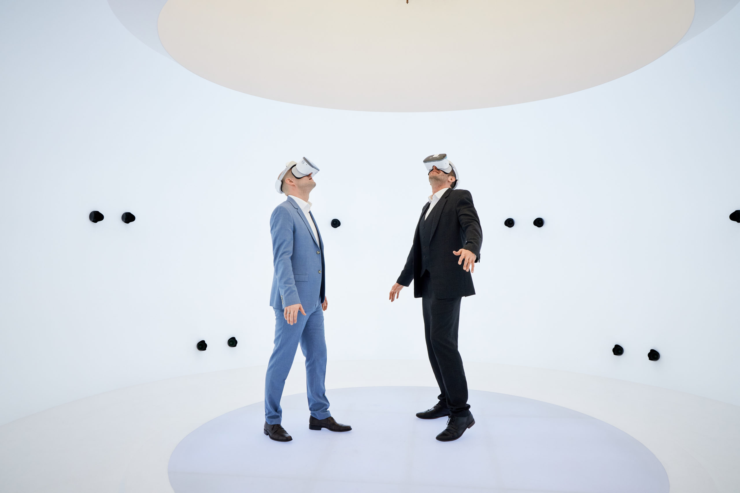 Zwei Personen mit VR-Brille stehen im Studio