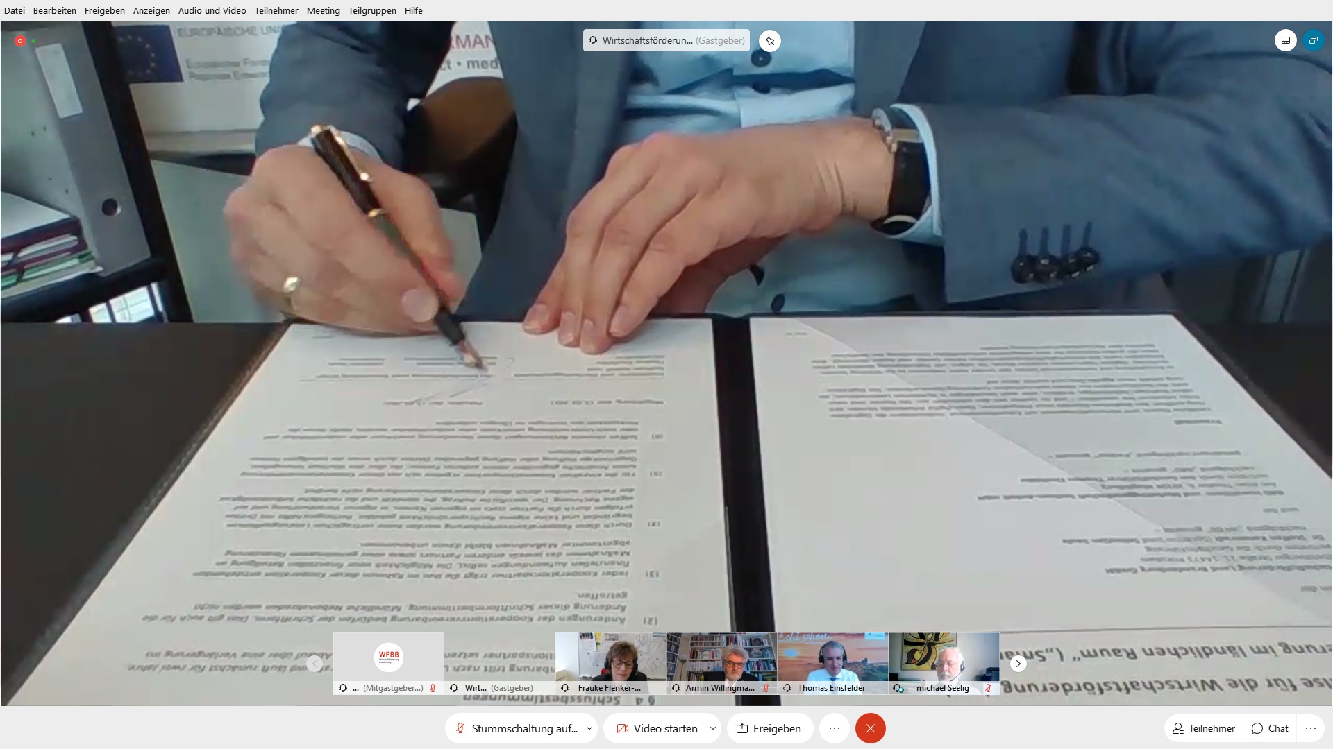 Dr. Kammradt unterzeichnet die Kooperationsvereinbarung.