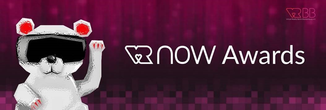 [Translate to English:] VRnow Awards Logo: Weißer winkender Bär mir Virtual Reality Brille vor dunkelrotem Hintergrund.