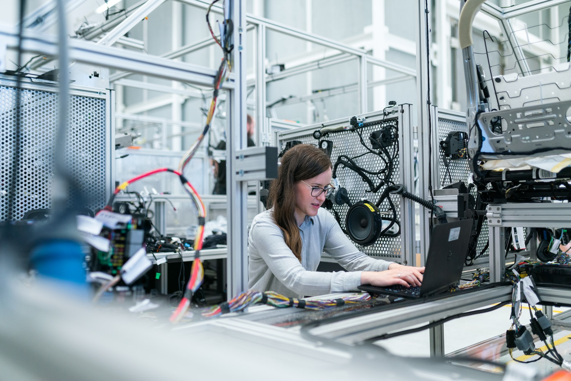 Ingenieurin mit Laptop in Werkstatt